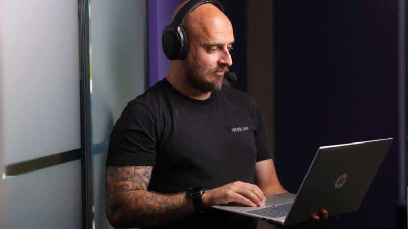 Man werkt op beveiligde laptop