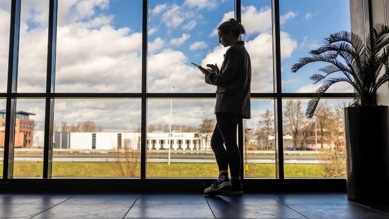 Vrouw werkt op beveiligde tablet