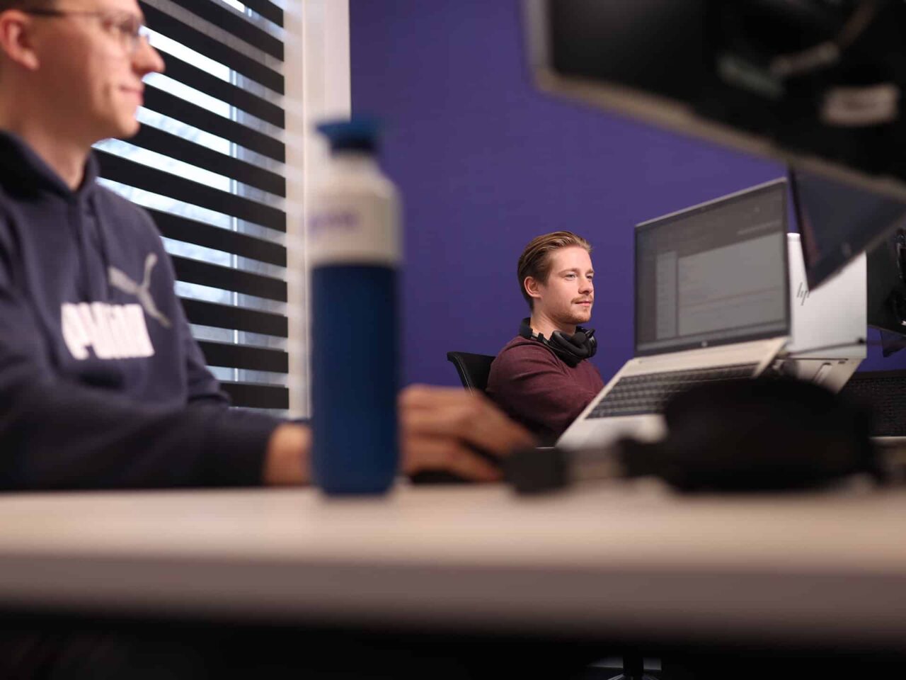2 mannen werken achter pc in de cloud