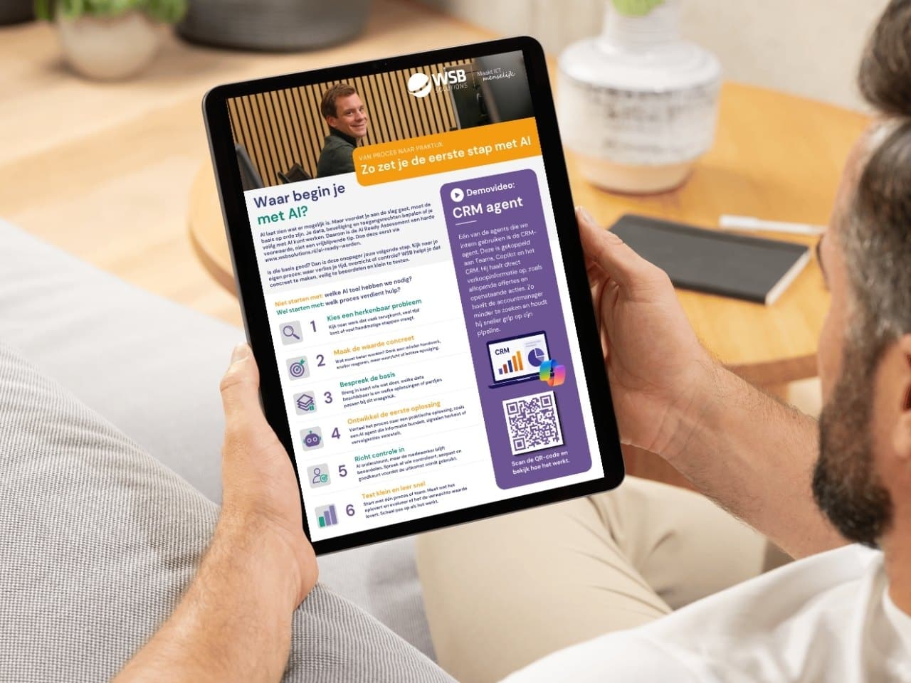 Man leest onepager Waar begin je met AI van WSB Solutions