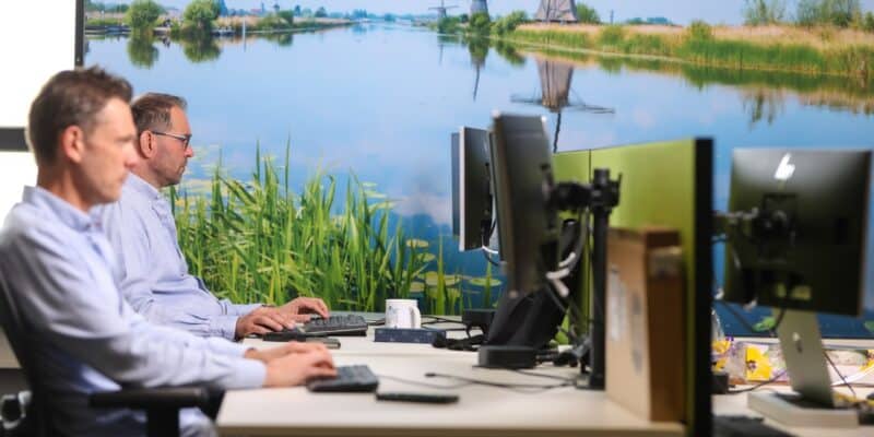 2 mannen werken achter hun computer bij it-bedrijf