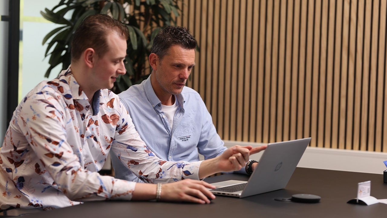 2 mannen zitten achter 1 laptop