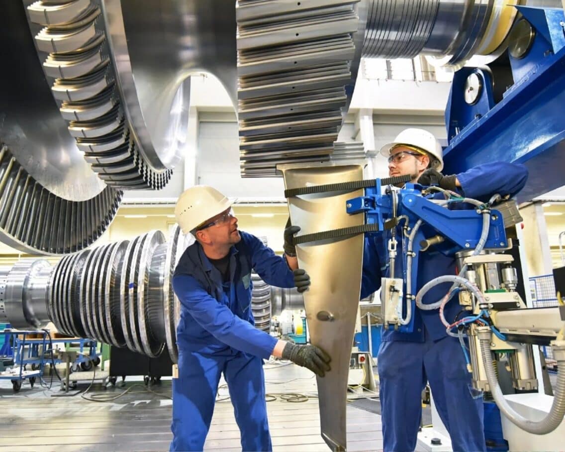 2 mannen werken in de maakindustrie