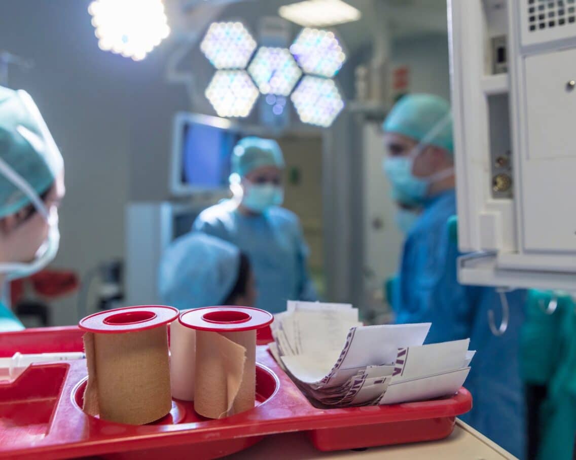 operatiekamer met medische instrumenten en hulpmiddelen