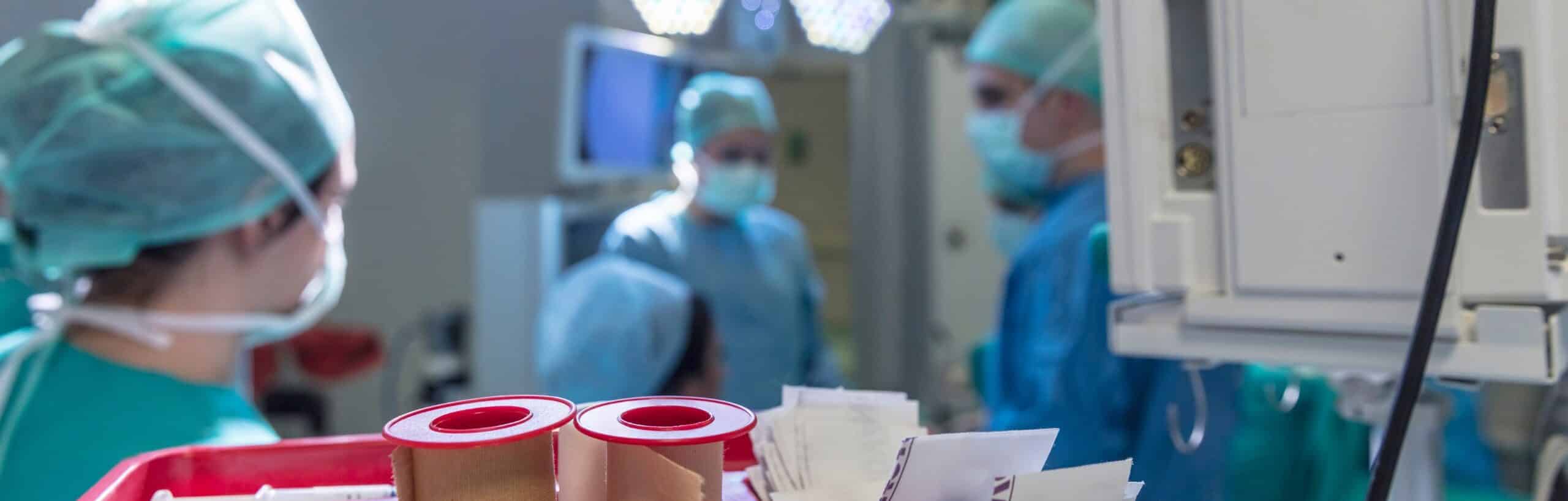 operatiekamer met medische instrumenten en hulpmiddelen