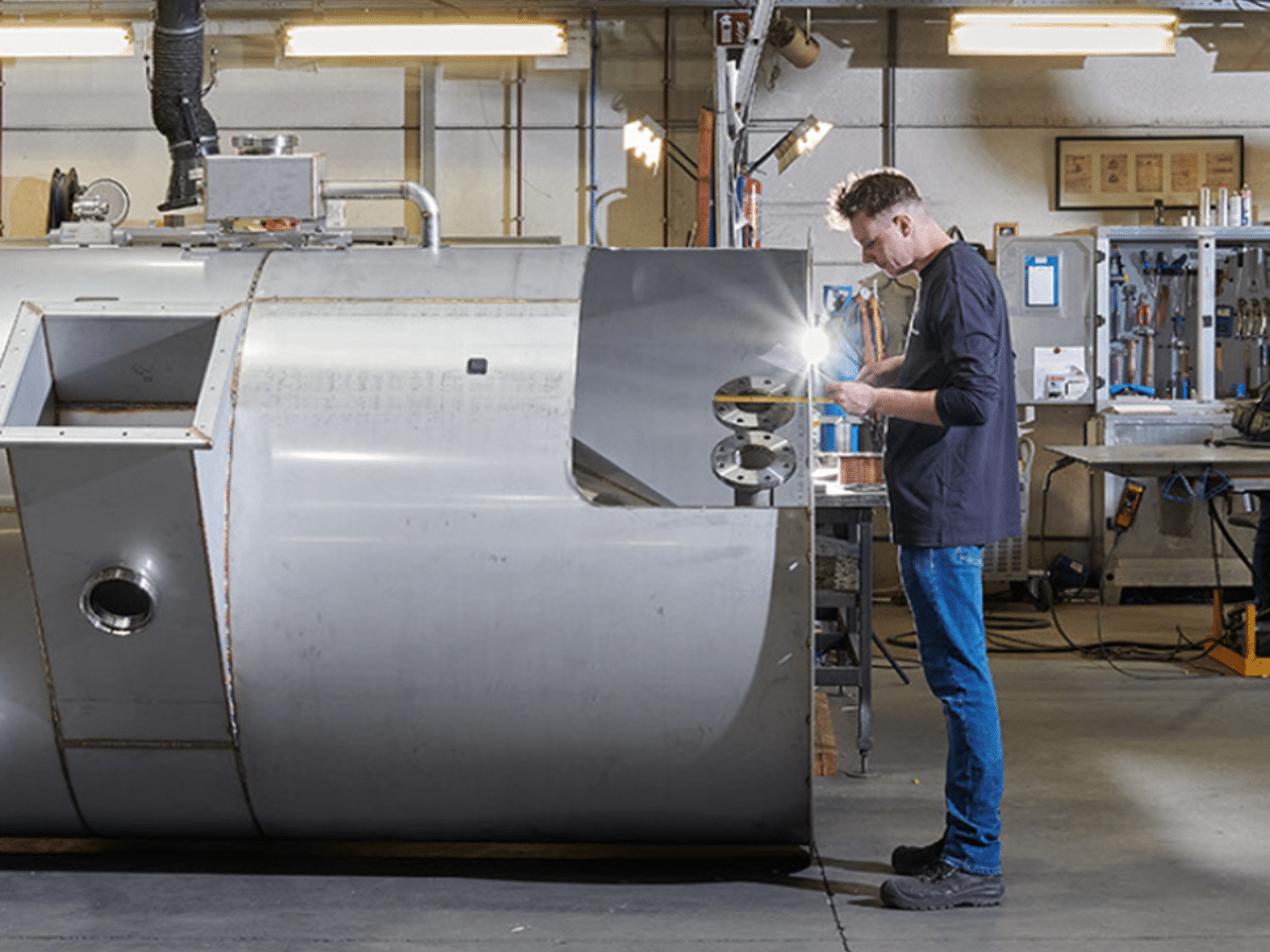 man werkt aan machine