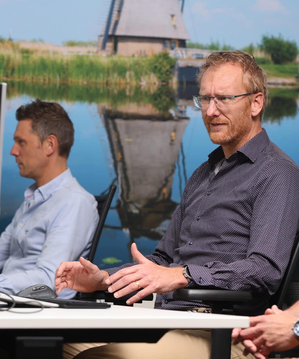 Drie ERP Consultants werken achter computer