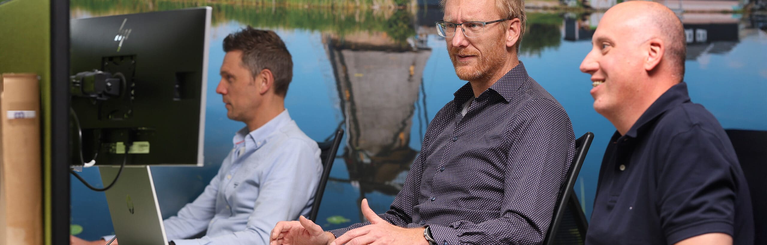 Drie ERP Consultants werken achter computer