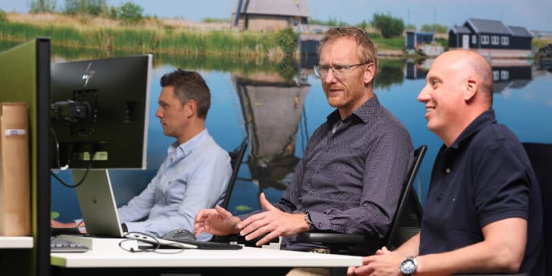 Drie ERP Consultants werken achter computer