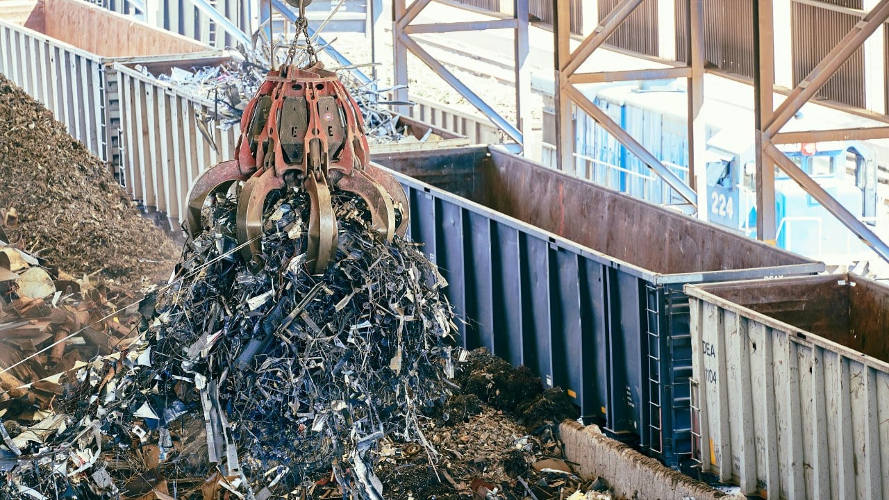 Grijper pakt ijzer afval