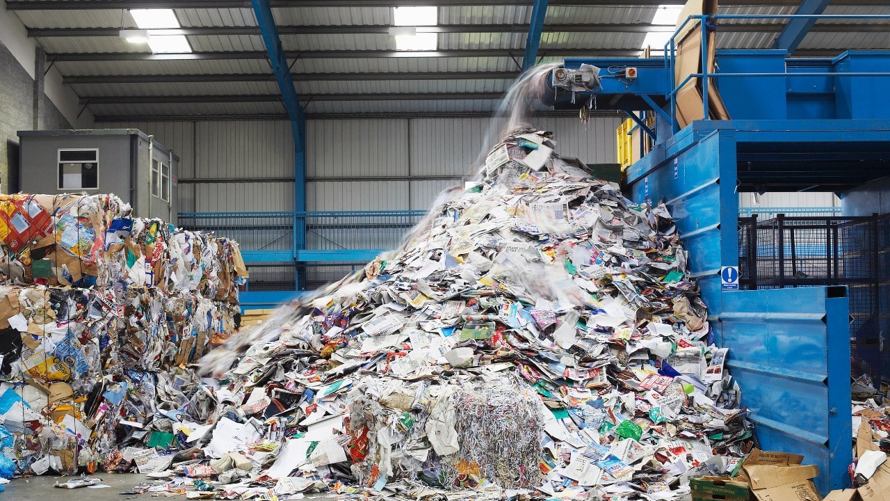 afvalverwerkingsmachine met lopende band met afvalberg