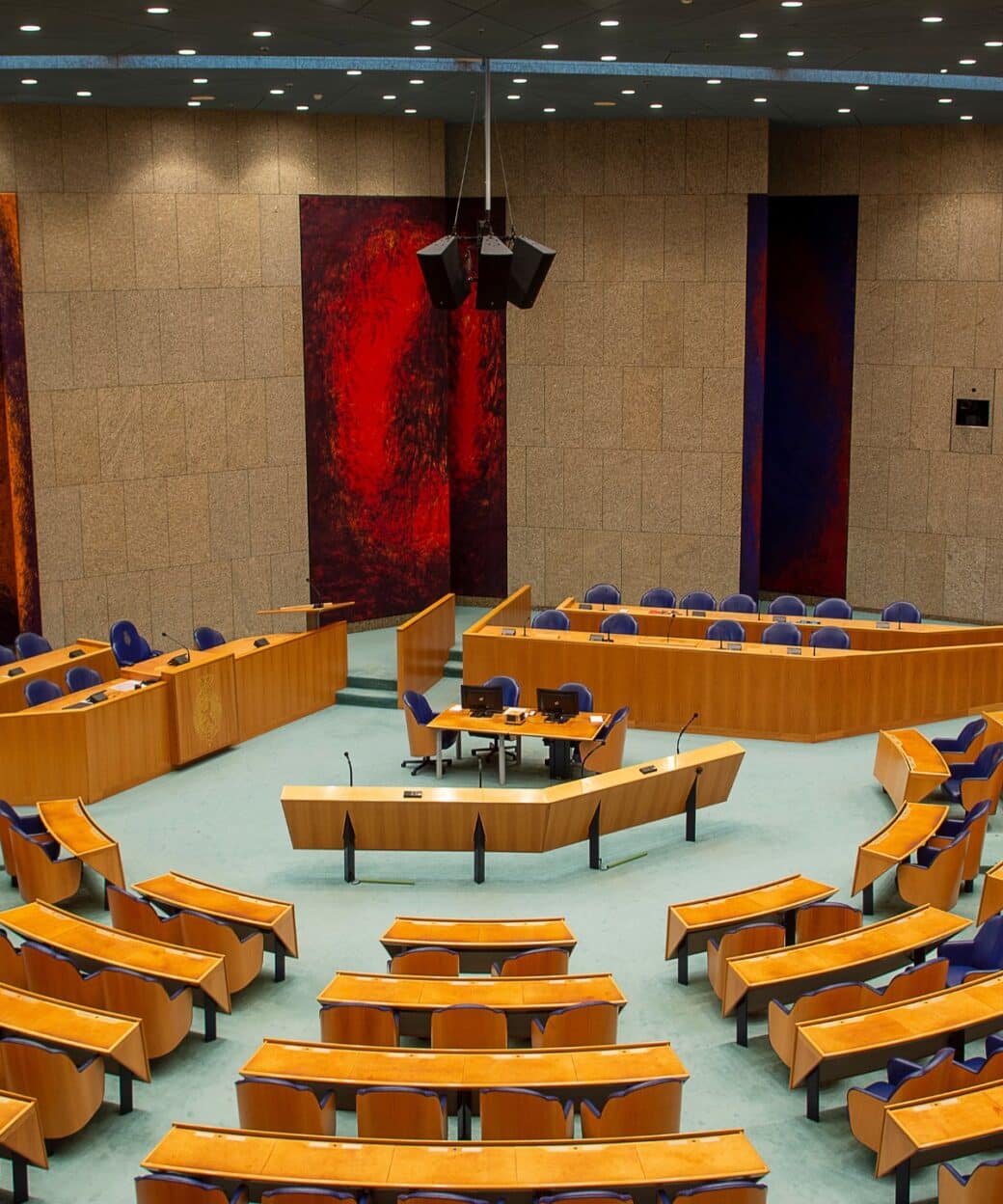 De Tweede Kamer met lege stoelen