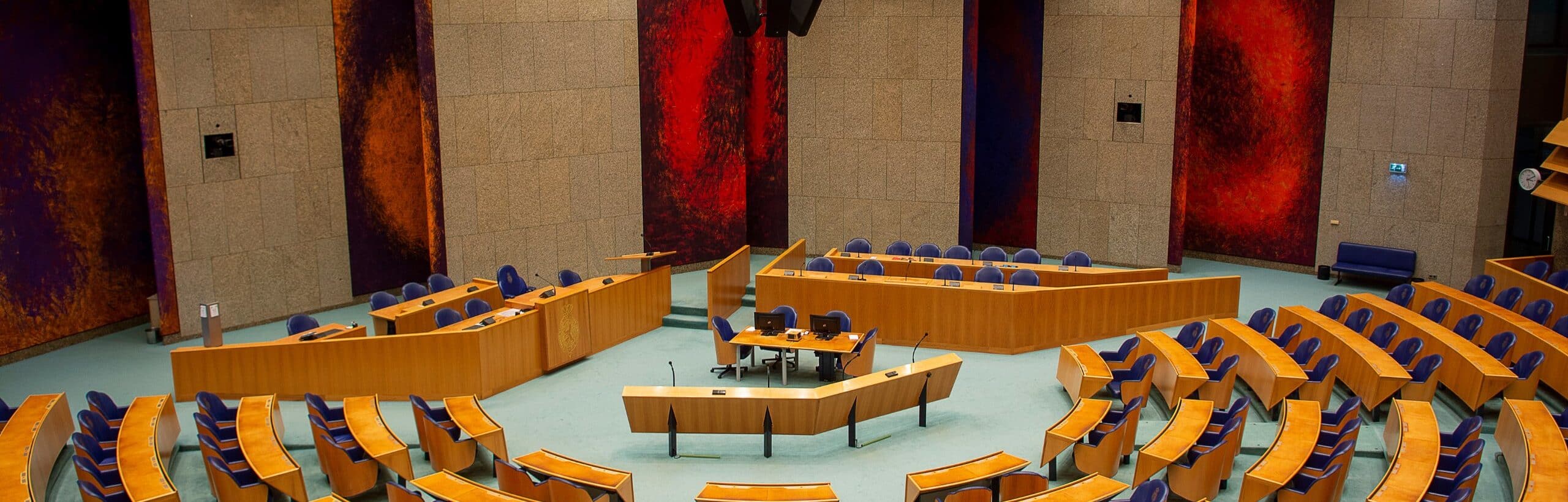 De Tweede Kamer met lege stoelen