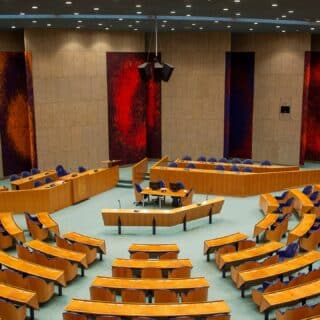 De Tweede Kamer met lege stoelen