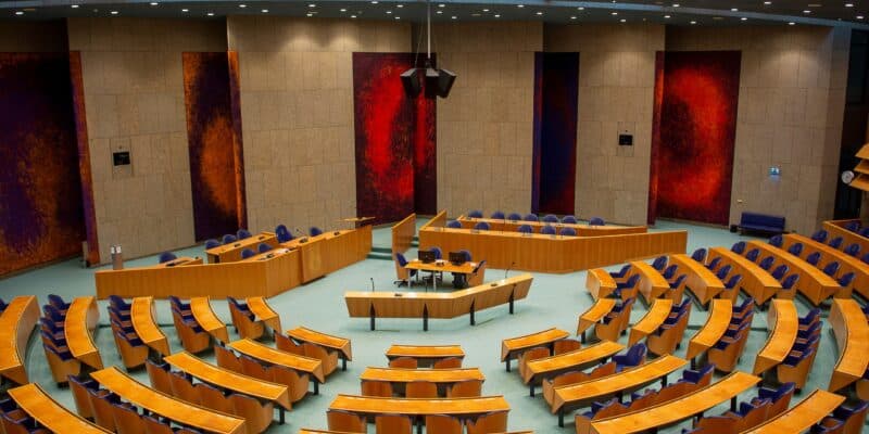 De Tweede Kamer met lege stoelen