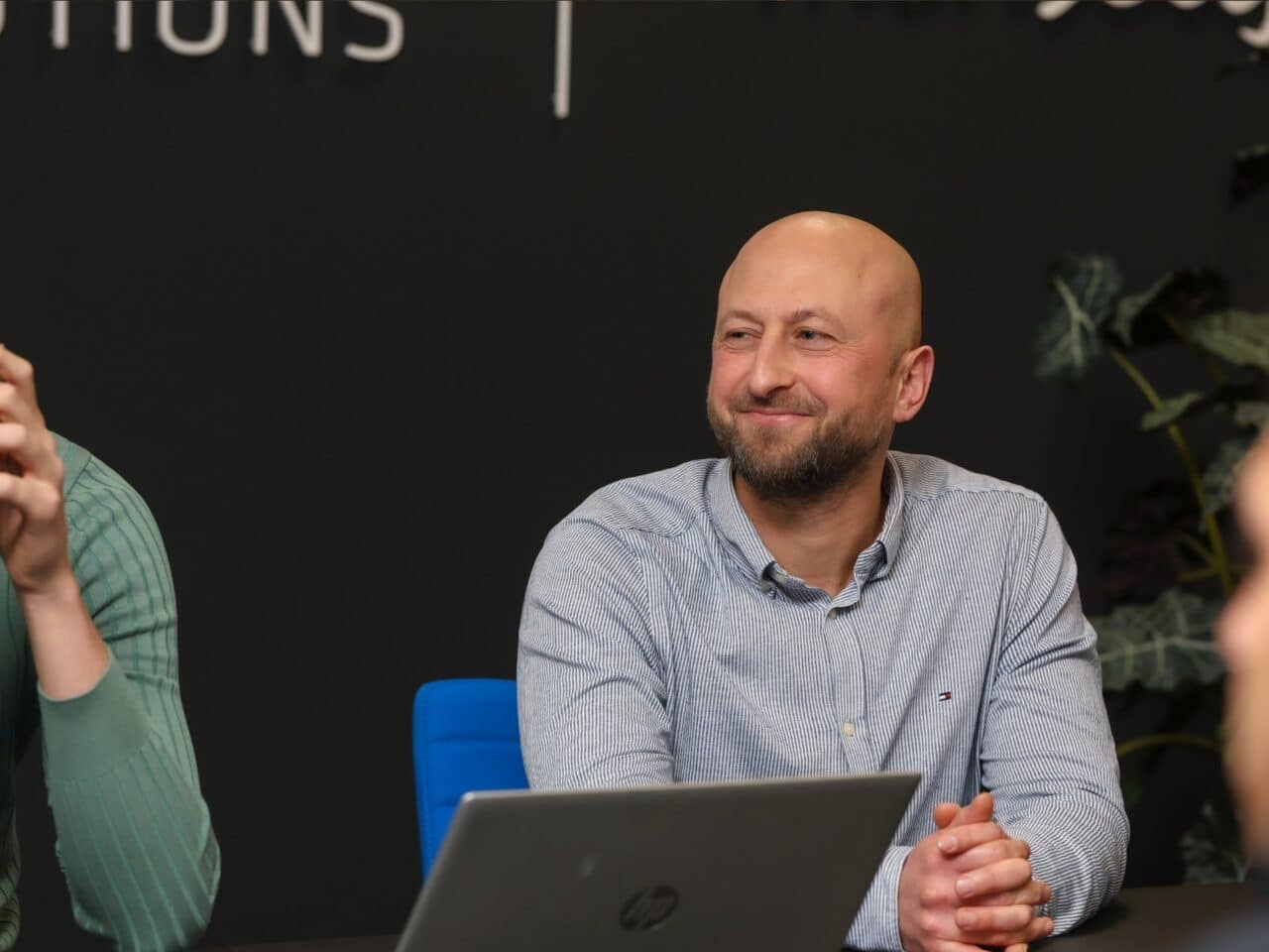 Mannen volgen training over software