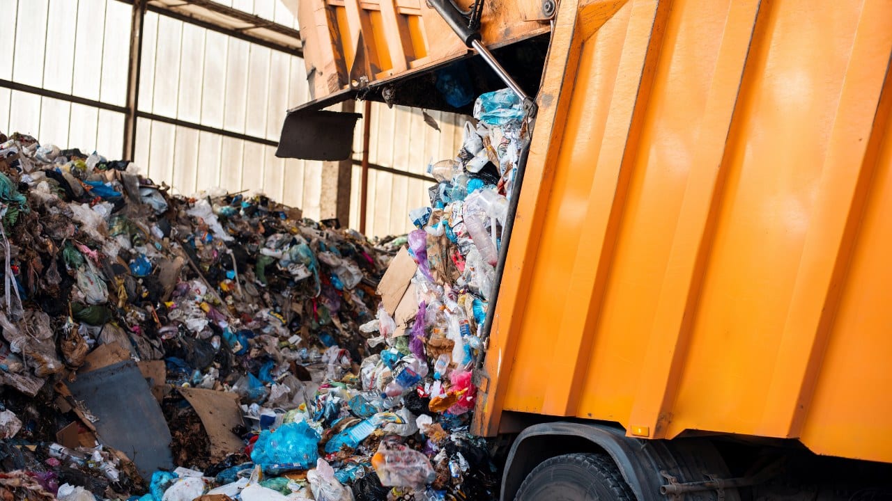 Vuilniswagen leegt bak