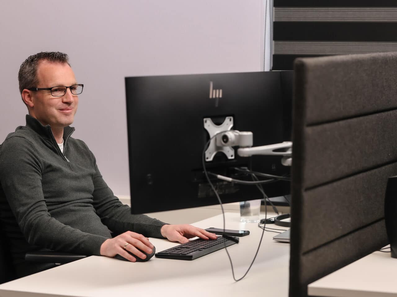 it-er werkt achter computer