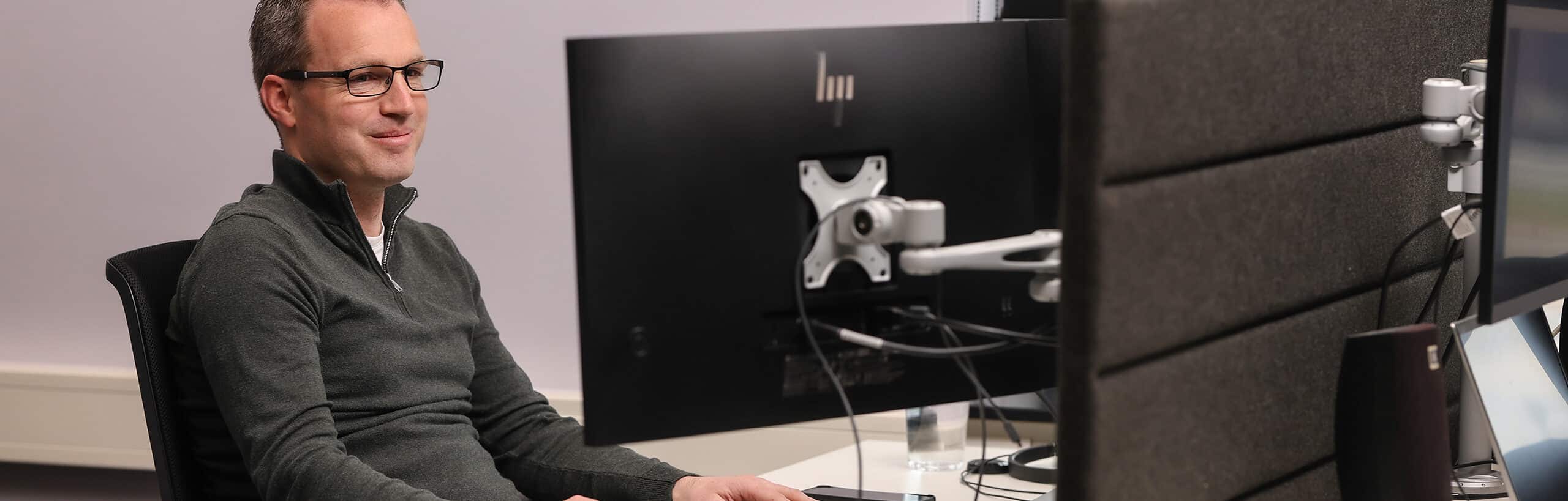 it-er werkt achter computer