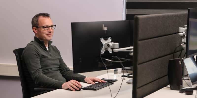 it-er werkt achter computer