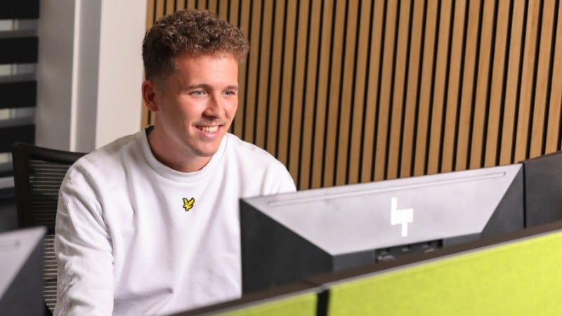 ERP Consultant werkt achter pc