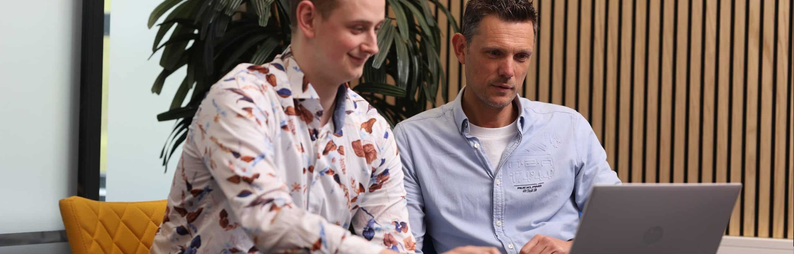 2 mannen werken in de cloud op laptop