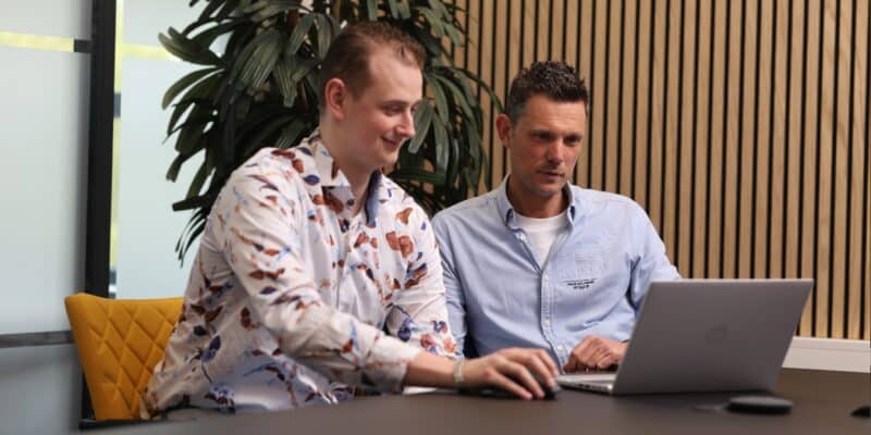 2 mannen werken in de cloud op laptop