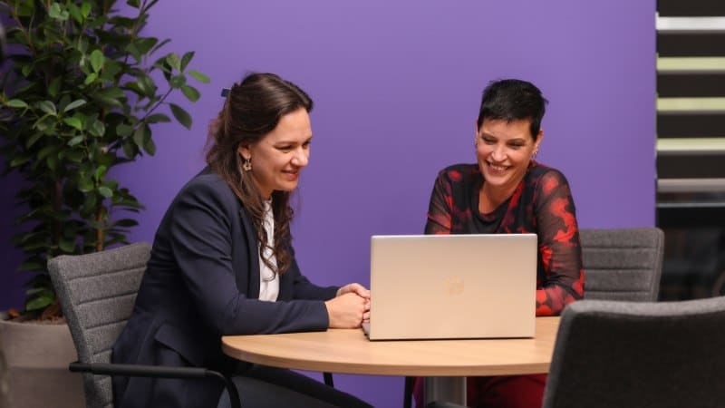 2 vrouwen werken achter laptop in nieuw erp software