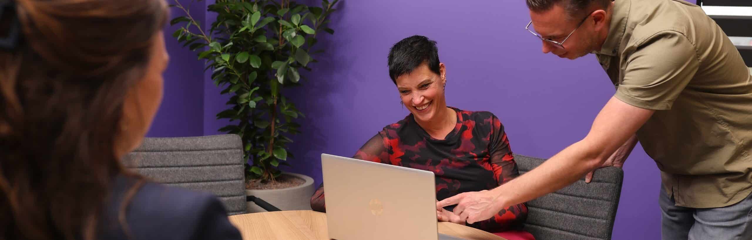 Een man en vrouw werken op computer met ERP