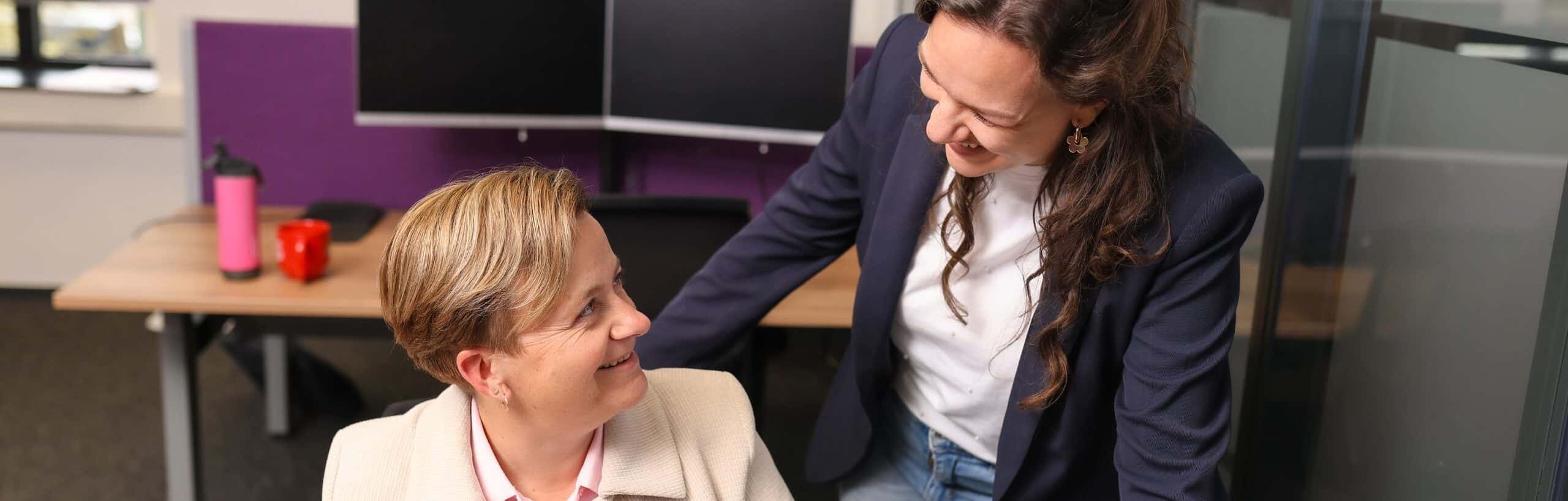 2 vrouwelijke collega's werken met Copilot Cowork