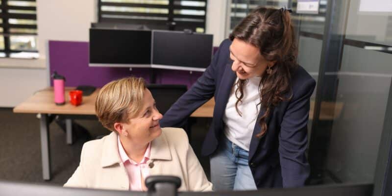 2 vrouwelijke collega's werken met Copilot Cowork