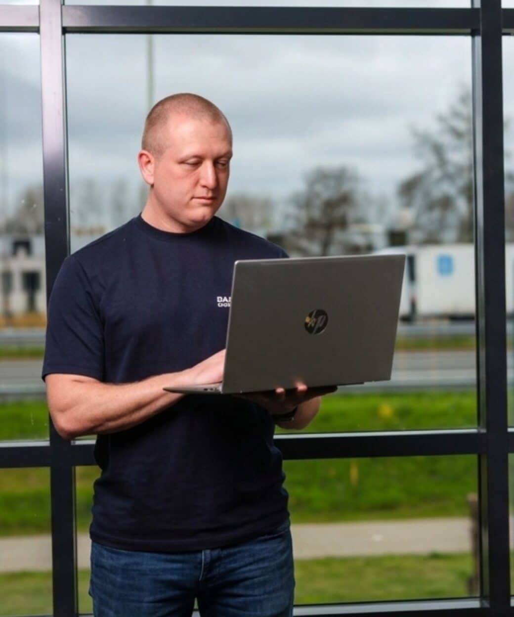 Een man en vrouw checken NIS2 wet op laptop