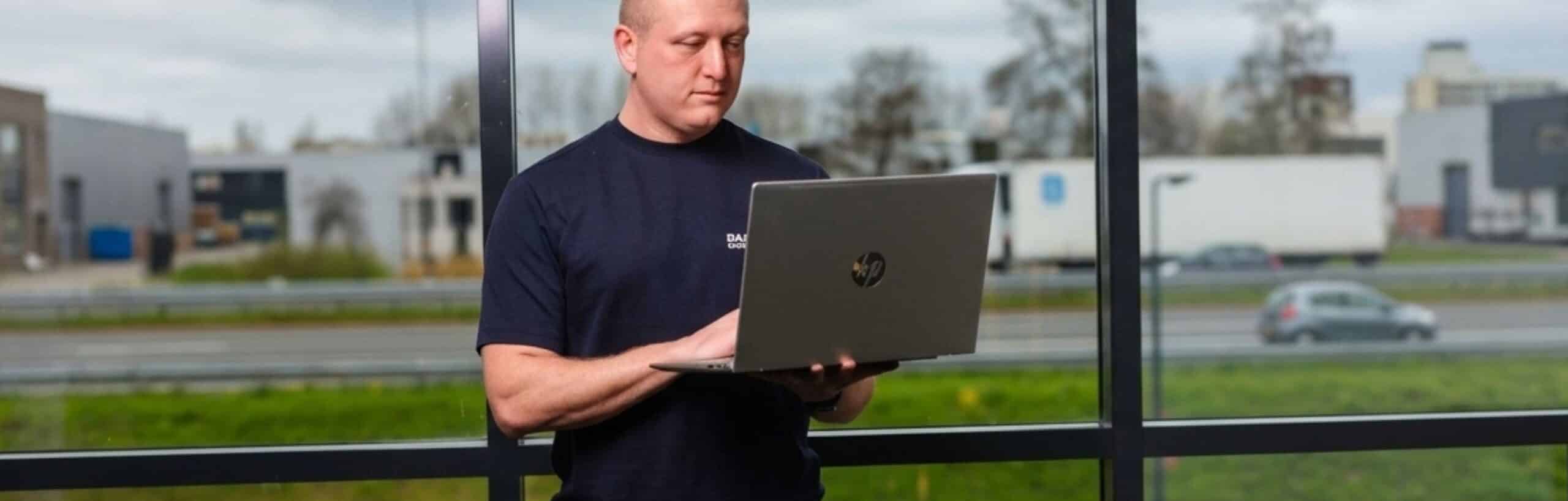Een man en vrouw checken NIS2 wet op laptop