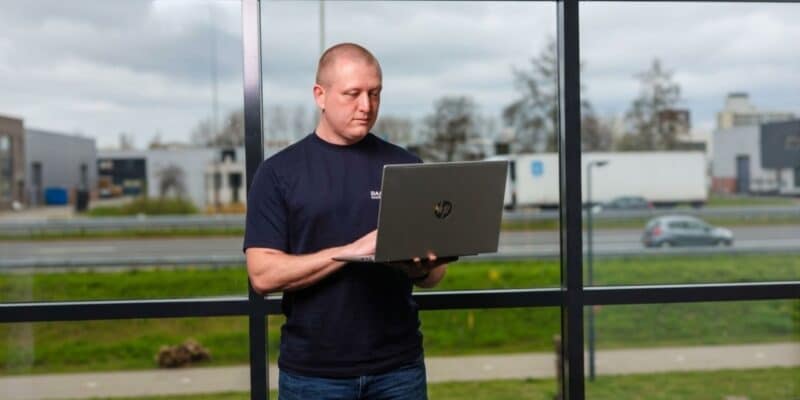 Een man en vrouw checken NIS2 wet op laptop