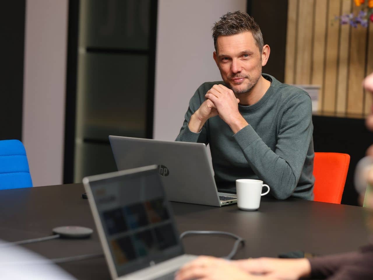 Kantoormedewerker zit achter laptop in meeting