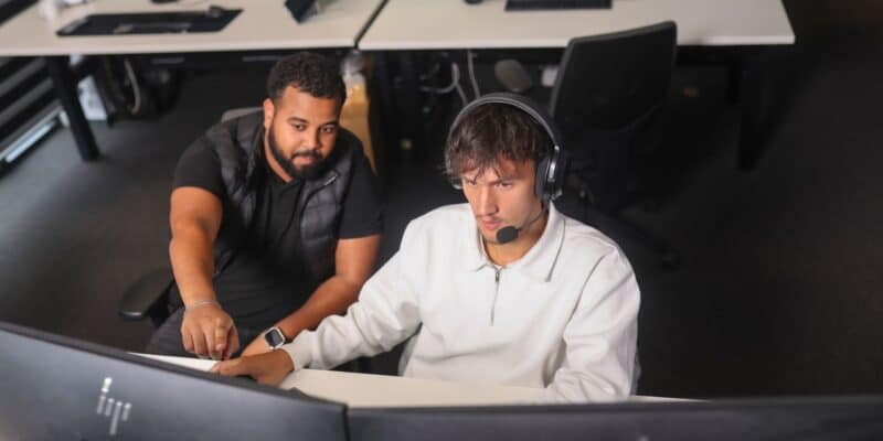 Twee WSB IT Consultants controleren passkey klant